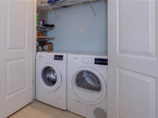 Oceanfront Condo with Indoor Pool : photo 4 de la chambre suite lit king-size - vue sur mer