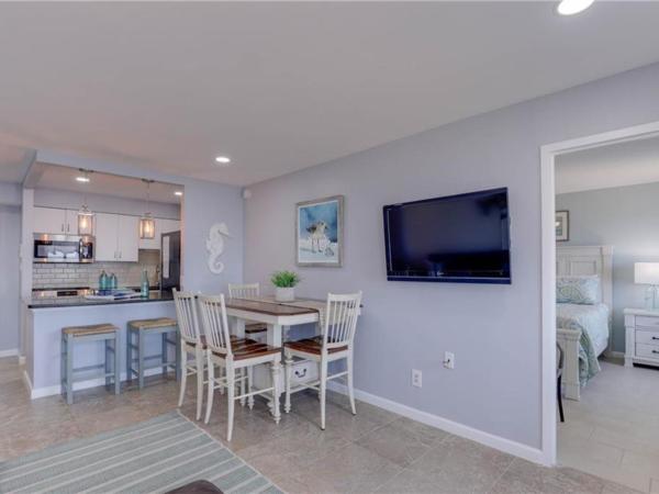 Oceanfront Condo with Indoor Pool : photo 7 de la chambre suite lit king-size - vue sur mer