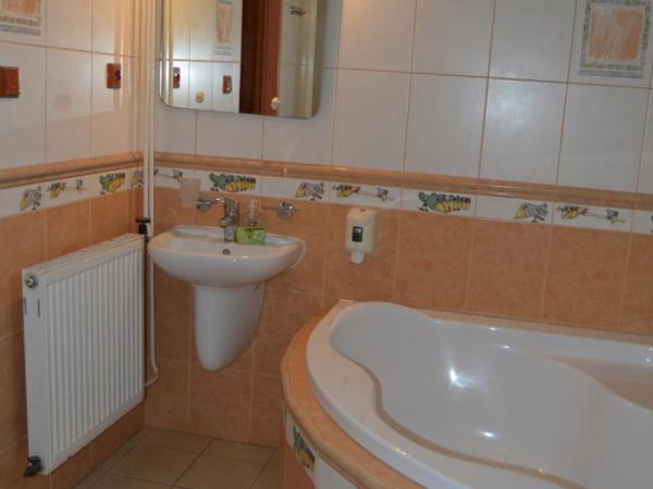 Hotel Paradise : photo 10 de la chambre chambre lits jumeaux avec salle de bains commune