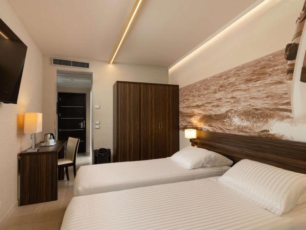 Mercure Rimini Lungomare : photo 2 de la chambre classic twin room with balcony and side sea view