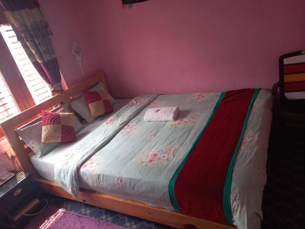 Galaxy Inn Guest House : photo 1 de la chambre chambre double avec salle de bains privative