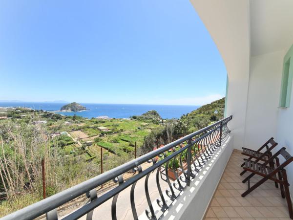 Villa Eleonora, un angolo di Paradiso ad Ischia : photo 7 de la chambre chambre double avec balcon - vue sur mer