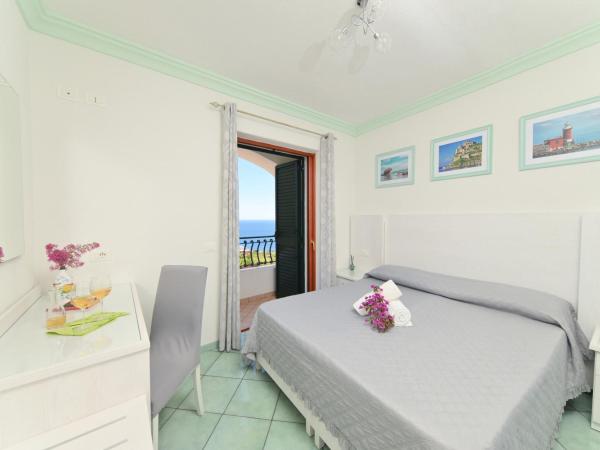 Villa Eleonora, un angolo di Paradiso ad Ischia : photo 3 de la chambre chambre double avec balcon - vue sur mer