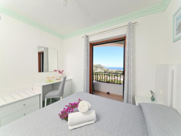 Villa Eleonora, un angolo di Paradiso ad Ischia : photo 10 de la chambre chambre double avec balcon - vue sur mer