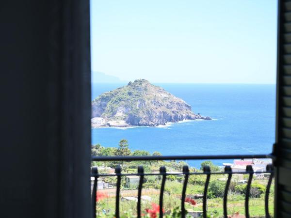 Villa Eleonora, un angolo di Paradiso ad Ischia : photo 5 de la chambre chambre double avec balcon - vue sur mer