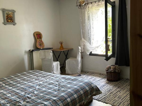 Le Gast, Vaumeilh : photo 3 de la chambre chambre double avec salle de bains privative