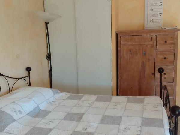 Gite de l'Etang proche des Grands Buffets : photo 7 de la chambre chambre triple - vue sur lac