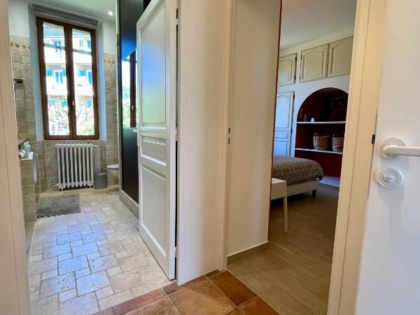 La Thébaïde : photo 7 de la chambre chambre lit king-size - vue sur jardin