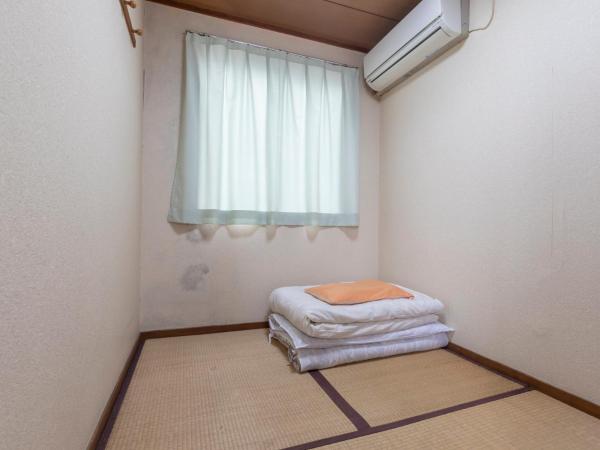 Business Hotel Kaga : photo 5 de la chambre japanese-style room up to 1 guest - shared bathroom - next to washroom - smoking