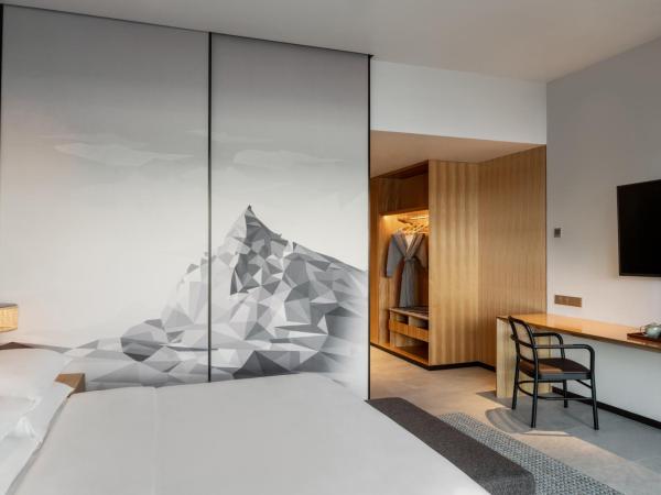 Hyatt Centric Kota Kinabalu : photo 4 de la chambre chambre lit king-size - vue sur mer