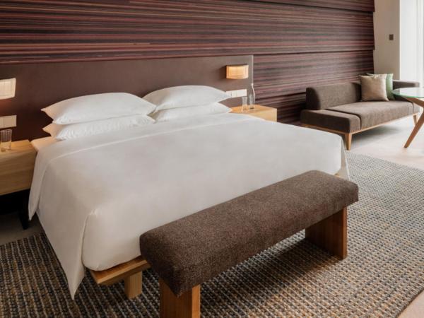 Hyatt Centric Kota Kinabalu : photo 3 de la chambre chambre de luxe lit king-size - vue sur colline