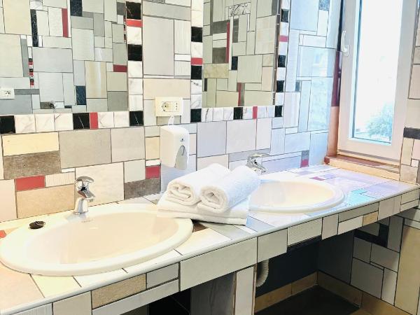 HOSTEL ART & JOY : photo 2 de la chambre lit superposé dans dortoir mixte