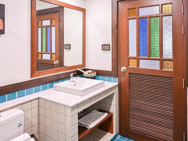 Villa Sanpakoi : photo 7 de la chambre hébergement lit king-size exécutif - vue sur piscine