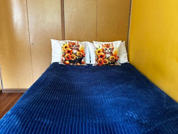 Travel House Wroclaw : photo 10 de la chambre chambre triple avec salle de bains commune