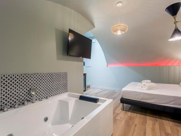 Suite Romantique Balnéo Centre Lyon : photo 10 de la chambre chambre double avec baignoire spa