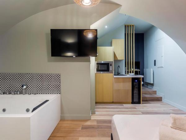 Suite Romantique Balnéo Centre Lyon : photo 6 de la chambre chambre double avec baignoire spa