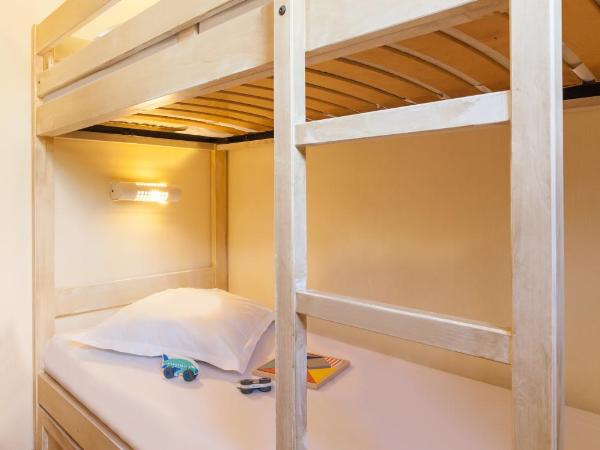 Résidence Pierre & Vacances Les Restanques du Golfe de Saint-Tropez : photo 5 de la chambre studio avec alcôve et terrasse ou balcon (4 personnes)