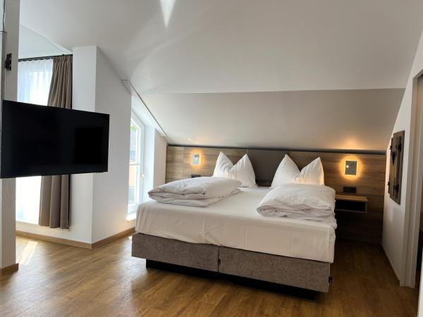 WESTSIDE Hotel : photo 2 de la chambre chambre familiale avec balcon