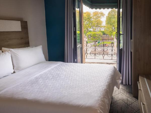 Holiday Inn Express Morelia Centro Historico : photo 2 de la chambre standard queen room with balcony and city view - central building