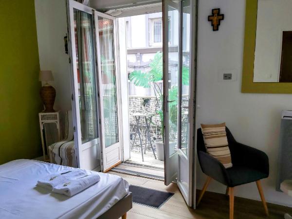 Au Berceau de Bernadette : photo 2 de la chambre chambre double Économique avec balcon