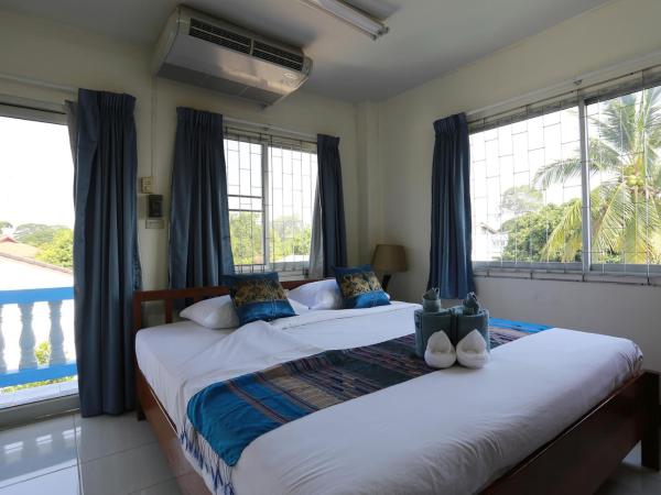 Saithong House : photo 1 de la chambre chambre double ou lits jumeaux avec lit d'appoint