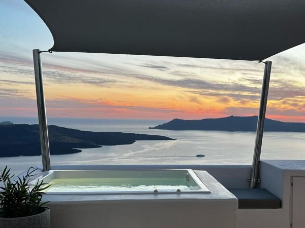 Dagaz Suites : photo 7 de la chambre honeymoon suite with caldera view (indoor & outdoor hot tub)