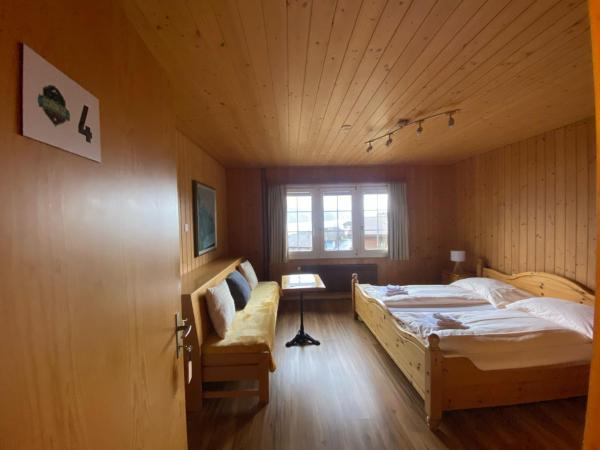 B & B Brienz : photo 1 de la chambre chambre double avec salle de bains privative séparée (schönegg)