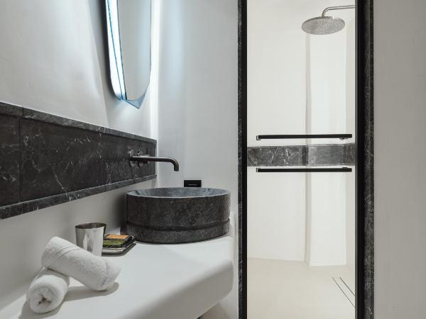 IKIES Santorini : photo 5 de la chambre petite maison the gardener - vue sur caldeira