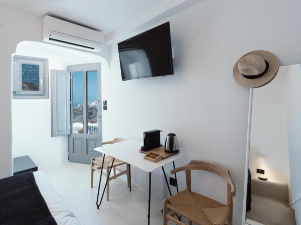 IKIES Santorini : photo 3 de la chambre petite maison the gardener - vue sur caldeira