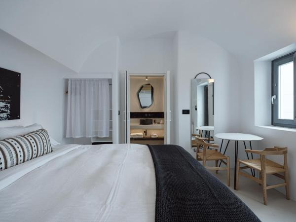 IKIES Santorini : photo 10 de la chambre maison the boatman avec bain à remous - vue sur caldera