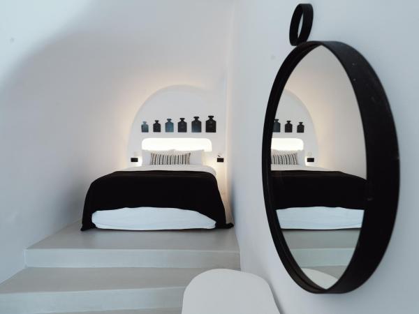 IKIES Santorini : photo 5 de la chambre maison the artisan avec bain à remous - vue sur caldera