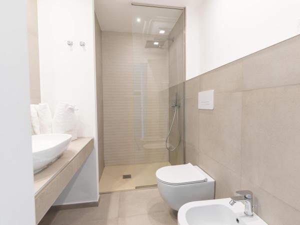 Antares Rooms and Suites : photo 1 de la chambre chambre familiale - vue latérale sur mer