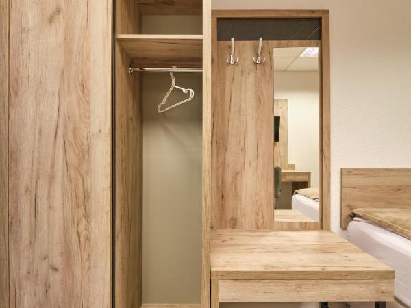 sleep1c : photo 5 de la chambre chambre simple avec toilettes et douche communes