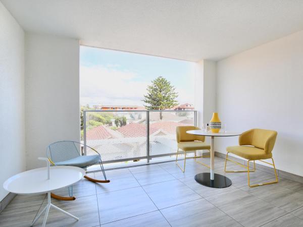 Miss Baker's Boutique Accommodation Bondi : photo 2 de la chambre studio lit king-size de luxe avec balcon