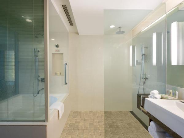 Holiday Inn Shanghai Pudong, an IHG Hotel : photo 6 de la chambre 1 king one-bedroom suite living lounge access