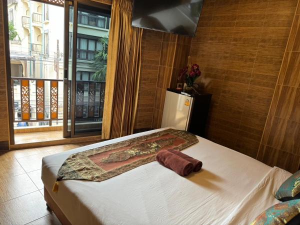 Thai Cozy House - SHA certified : photo 2 de la chambre chambre double deluxe avec balcon