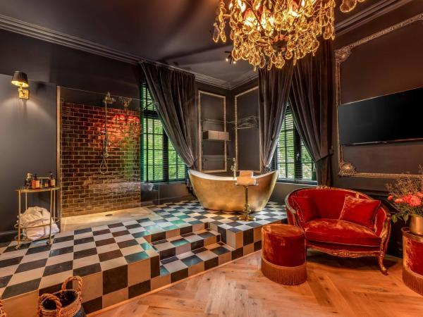 Castelsuites : photo 2 de la chambre chambre lit king-size - vue sur jardin