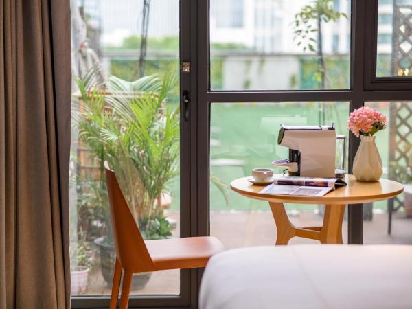 Lux Cabins Hotel Shenzhen : photo 5 de la chambre chambre lit king-size - côté cour