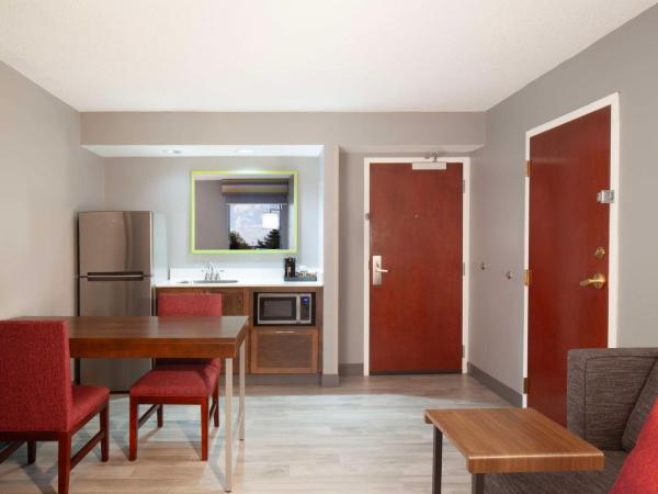 Hampton Inn & Suites-Atlanta Airport North-I-85 : photo 1 de la chambre suite 1 chambre lit king-size avec canapé-lit - non-fumeurs
