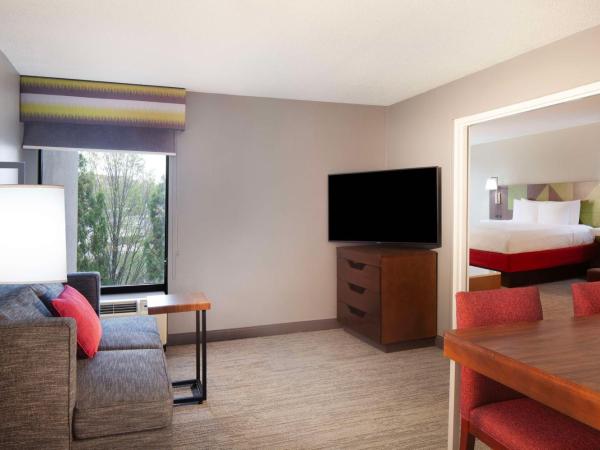 Hampton Inn & Suites-Atlanta Airport North-I-85 : photo 3 de la chambre suite 1 chambre lit king-size avec canapé-lit - non-fumeurs
