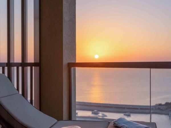Sofitel Dubai Jumeirah Beach : photo 2 de la chambre suite lit king-size opéra avec balcon - vue sur mer - accès au club