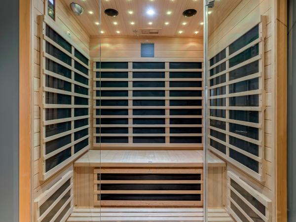 Love Room Balneo Sauna Pierre Corneille ! : photo 4 de la chambre suite lit king-size avec baignoire spa