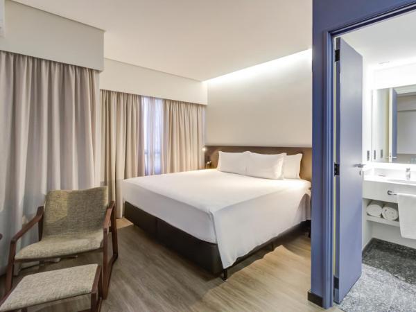 Radisson São Paulo Paulista : photo 2 de la chambre premier room with king size bed and bath