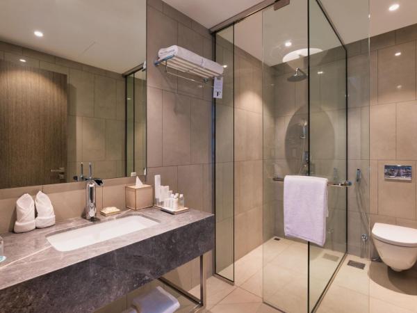 The First Collection at Jumeirah Village Circle, a Tribute Portfolio Hotel : photo 4 de la chambre skyline terrace room with nest club lounge and soluna beach club access