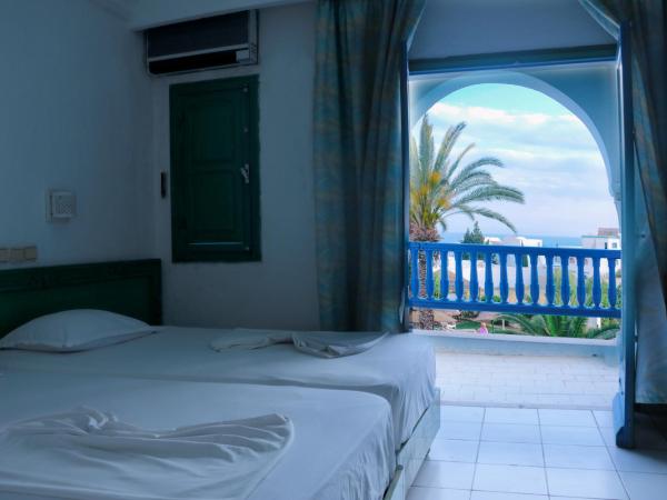 Hotel Le Khalife : photo 6 de la chambre chambre double avec balcon (2 adultes + 1 enfant)