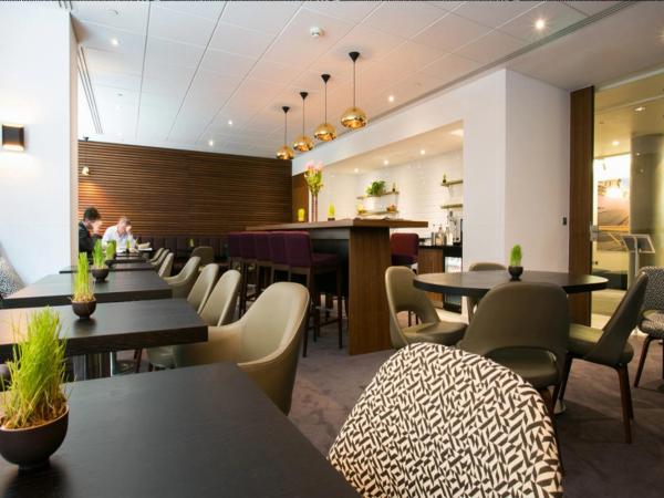 DoubleTree by Hilton Hotel London - Tower of London : photo 1 de la chambre suite city avec lit king-size