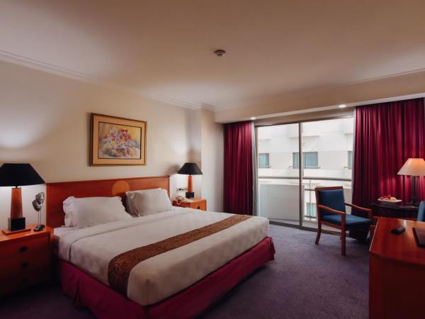 Surabaya Suites Hotel Powered by Archipelago : photo 3 de la chambre chambre double