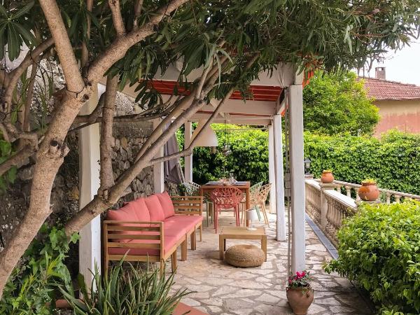 La Thébaïde : photo 2 de la chambre chambre lit king-size - vue sur jardin