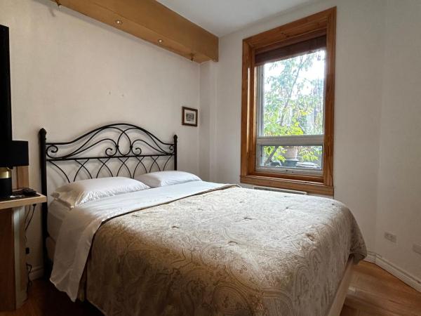 Gite Le Sieur de Joliette : photo 5 de la chambre chambre queen-size avec baignoire spa (nolan)