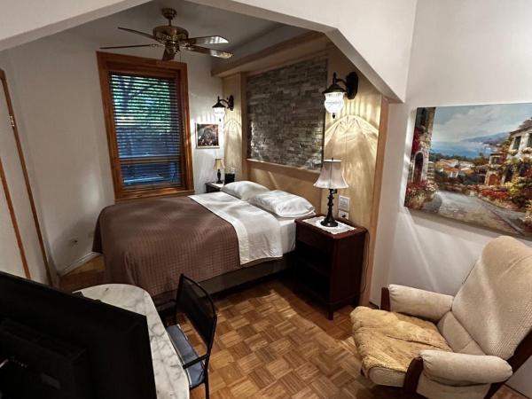 Gite Le Sieur de Joliette : photo 1 de la chambre chambre lit queen-size - mamie